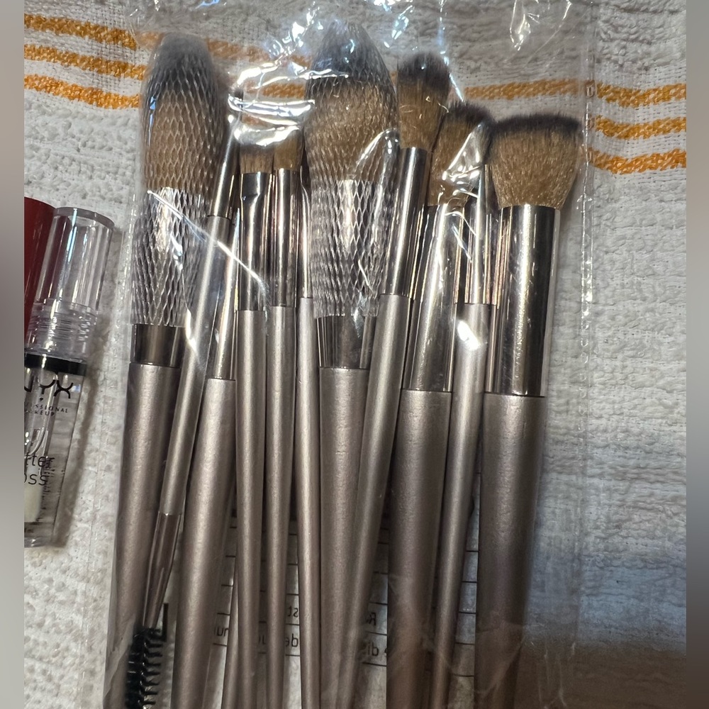 BRAND NEW! Brush set , blending sponges & powder puffs - Picture 1 of 2